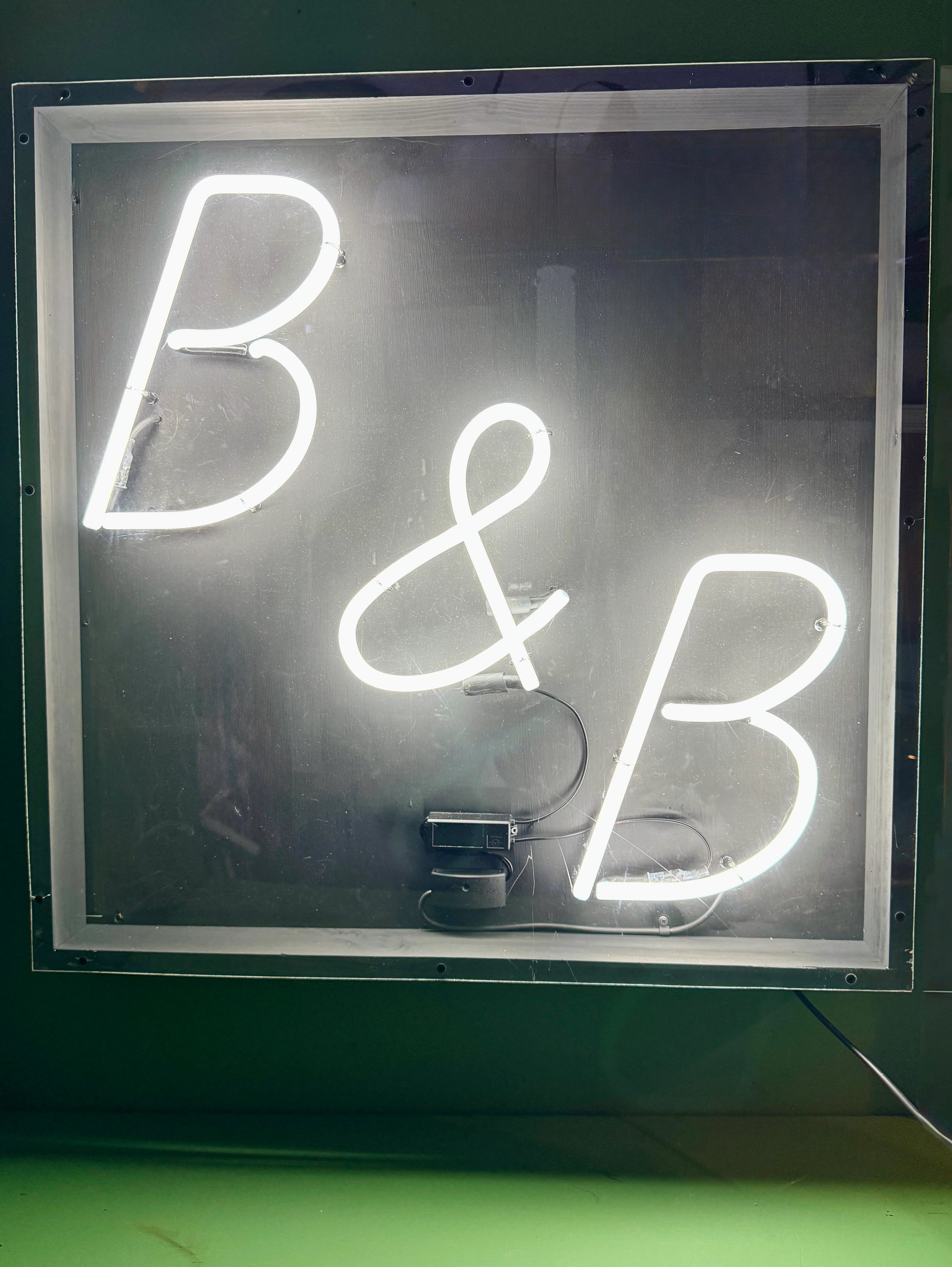 Large ‘ B&B ‘ Bed & Breakfast Neon Sign Circa 1980s - Image 3