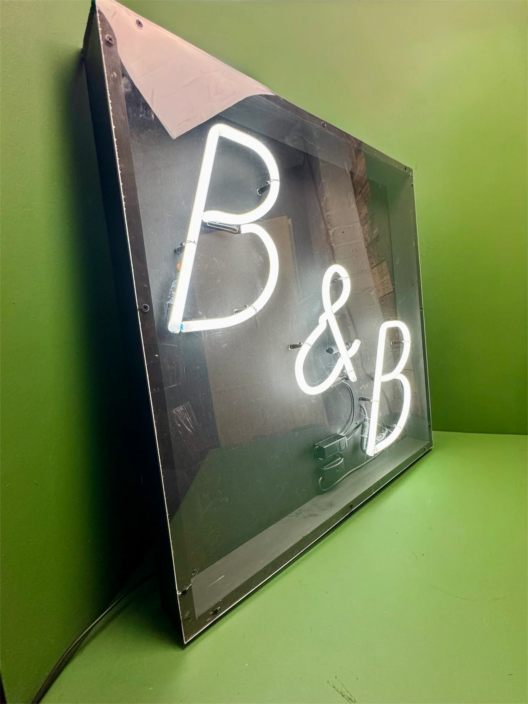 Large ‘ B&B ‘ Bed & Breakfast Neon Sign Circa 1980s - Image 4
