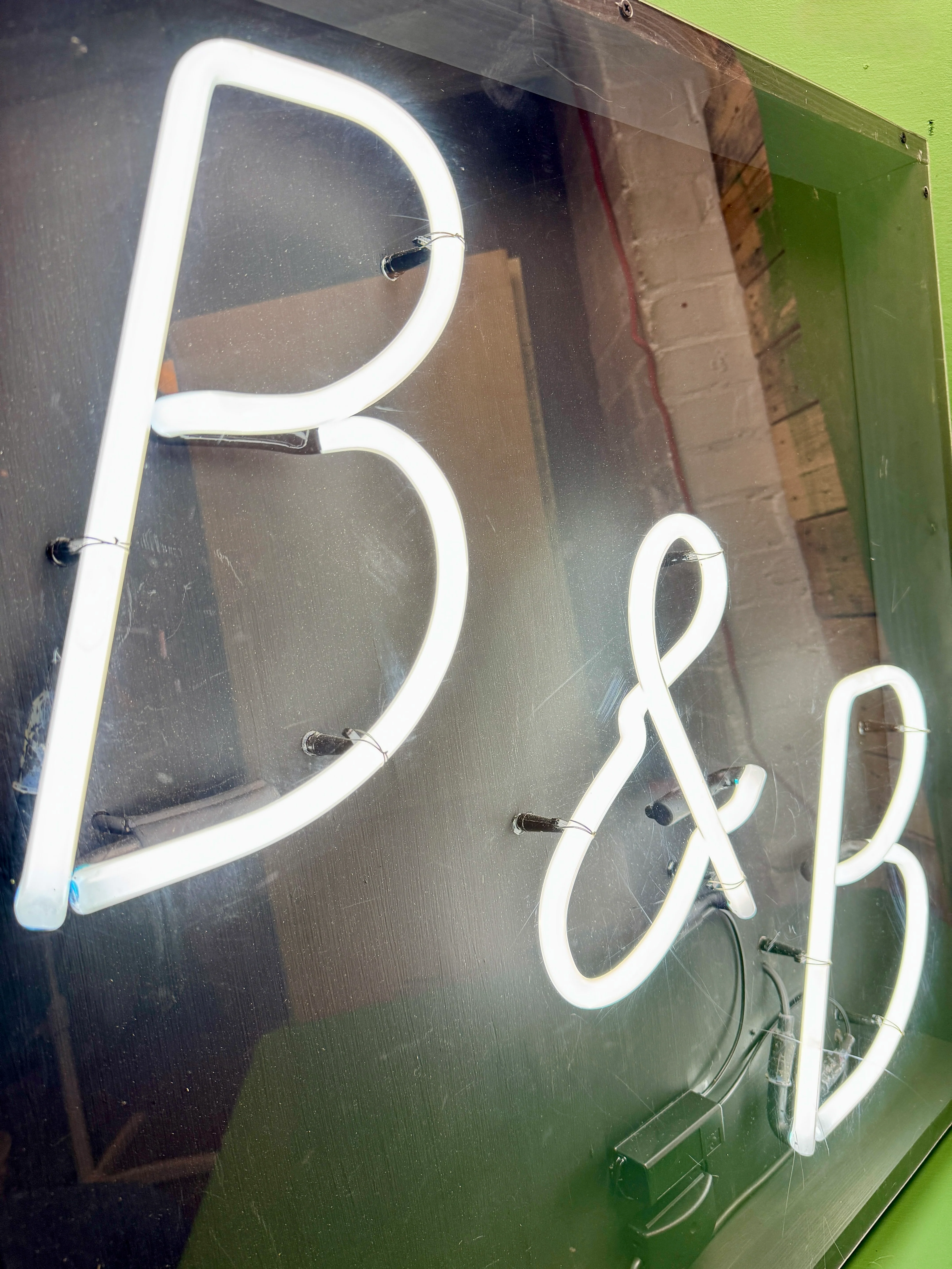 Large ‘ B&B ‘ Bed & Breakfast Neon Sign Circa 1980s - Image 5