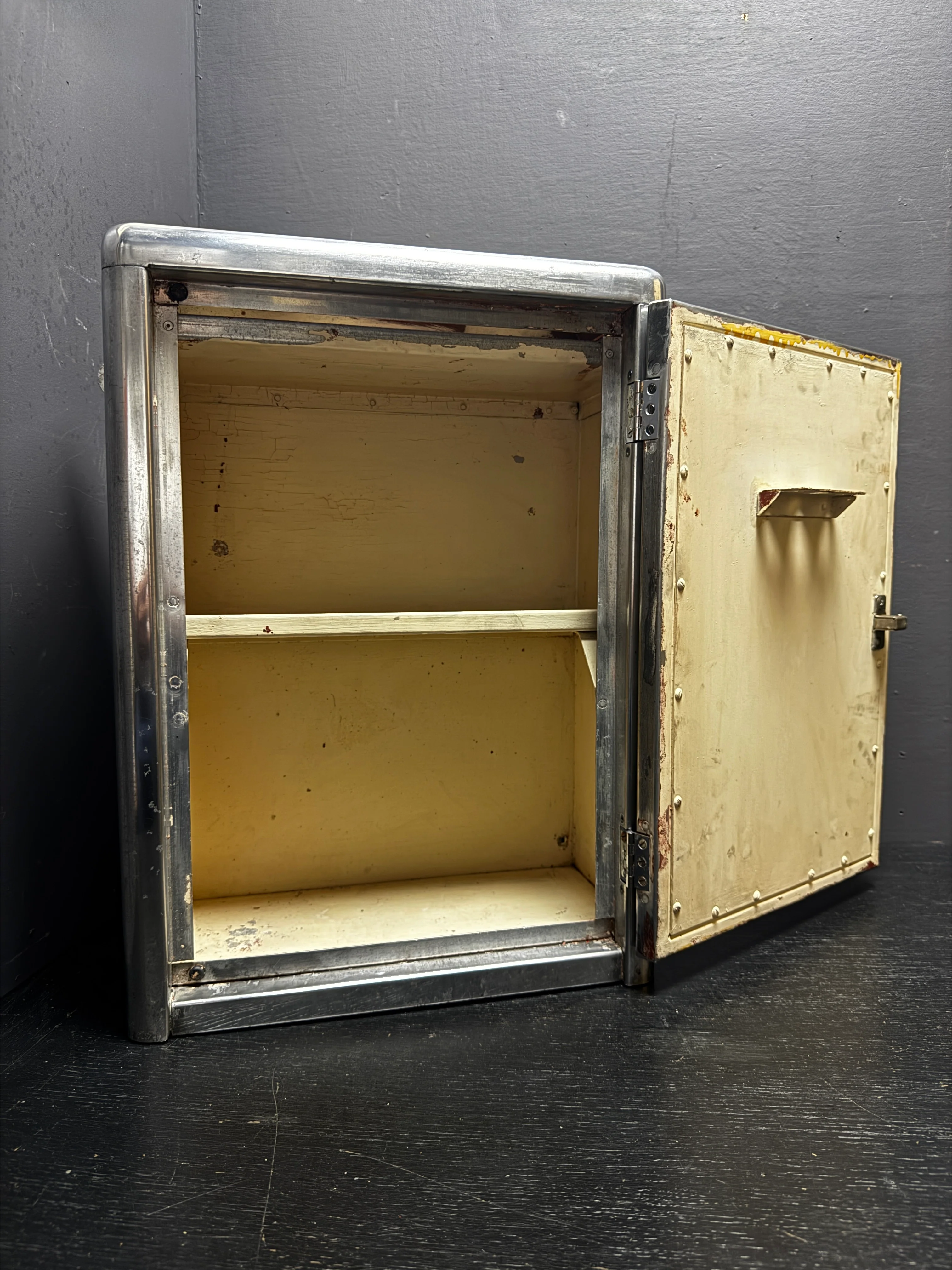 Mid 1900s Medical Or Barbers Wall Cabinet - Image 3